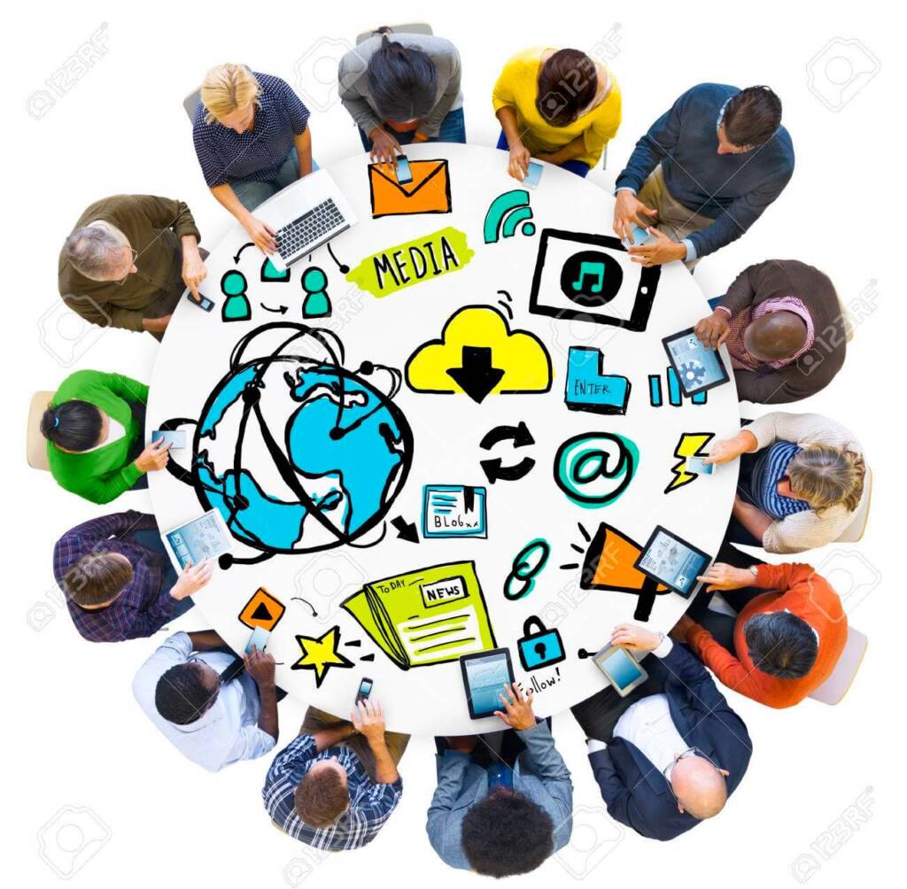 Imagen que muestra un grupo diverso de personas sosteniendo micrófonos y cámaras, representando la transparencia y la diversidad en los medios.





