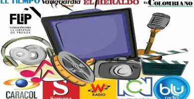 Esta imagen ofrece una representación visual de los principales canales de comunicación tradicionales que siguen teniendo un impacto significativo en Colombia. Muestra los logotipos de las principales cadenas de televisión, emisoras de radio y diarios impresos que conforman el ecosistema de medios tradicionales en el país. Esta información es útil para comprender la relevancia que aún mantienen estos canales en las estrategias de comunicación de las empresas.