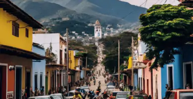 Imagen que muestra un mapa de Colombia con iconos de medios de comunicación, representando el poder transformador de los medios en el país.